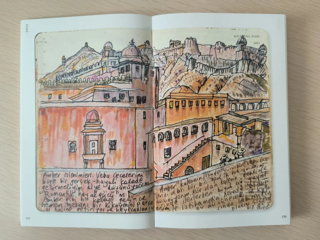 Moleskine该给帕慕克打钱：诺奖作家14年的笔记本涂鸦上市，《远山回忆》值得给谁