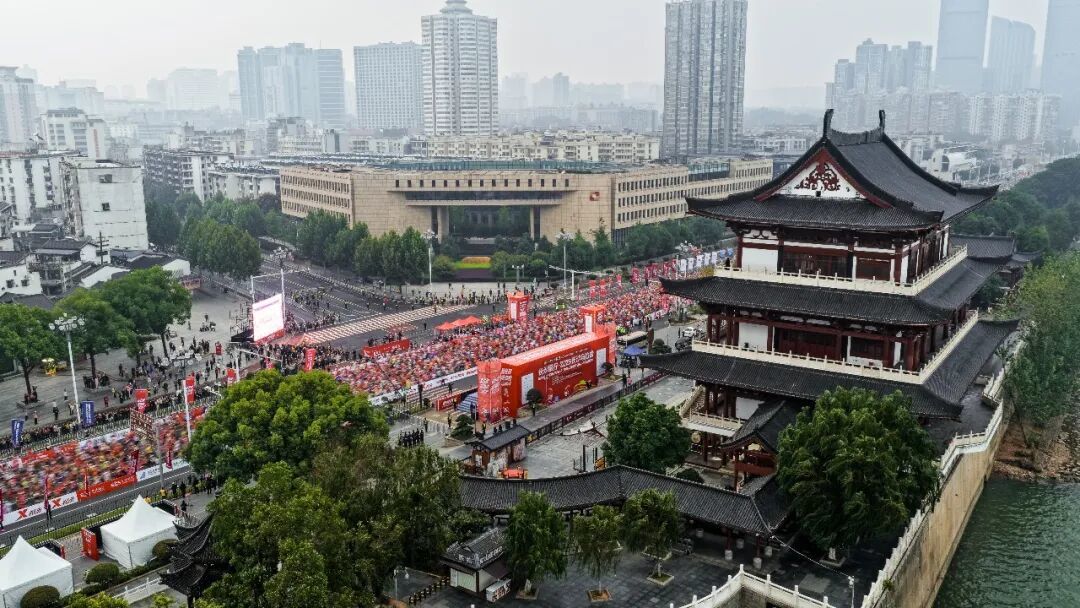 科杰尔查跑出56分51秒,国内马拉松却在悄悄砍掉全马:秋天这站比赛,你该怎么选
