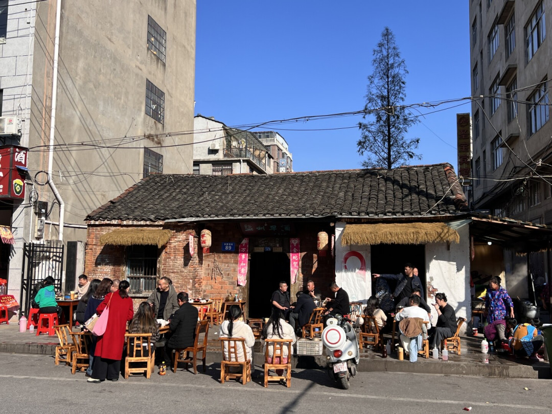 早酒,是码头文化还是伪传统?看完全网争论,我发现它就是一碗