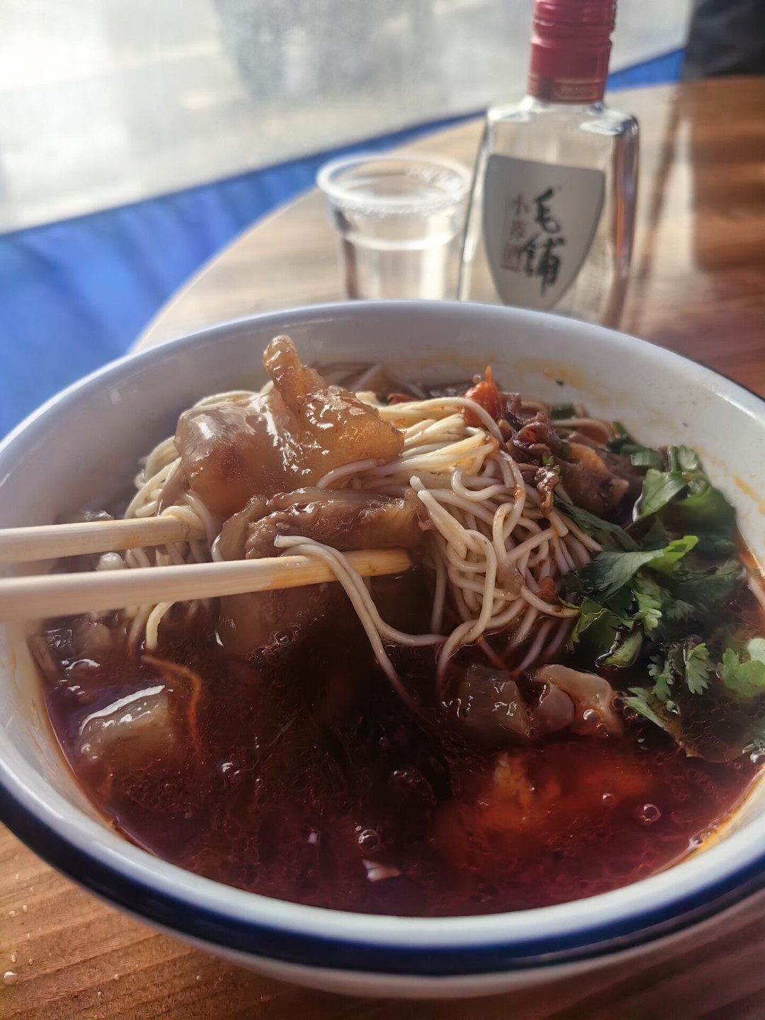 早酒,是码头文化还是伪传统?看完全网争论,我发现它就是一碗