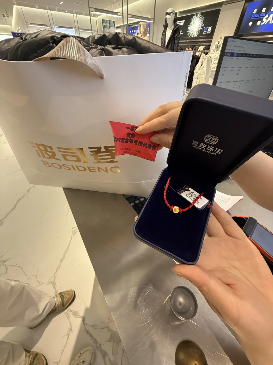 波司登门店转盘抽中行李箱,却因