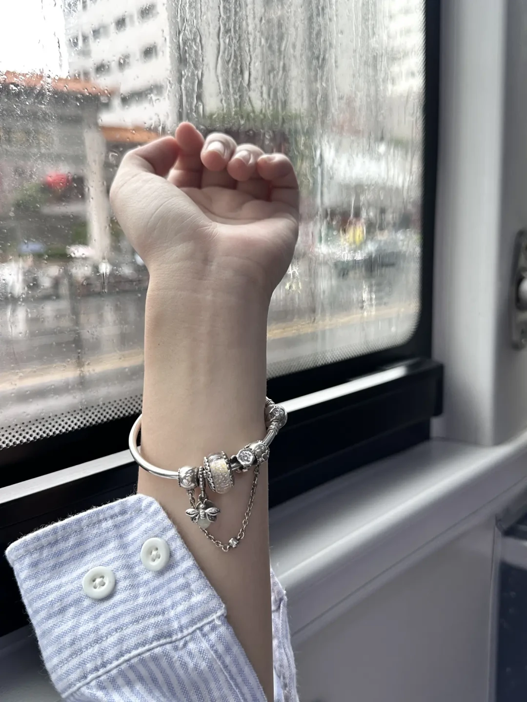 全网都在嘲潘多拉是「时代的眼泪」,财报却悄悄在涨:你那条链子还值不值得戴,我算明白了