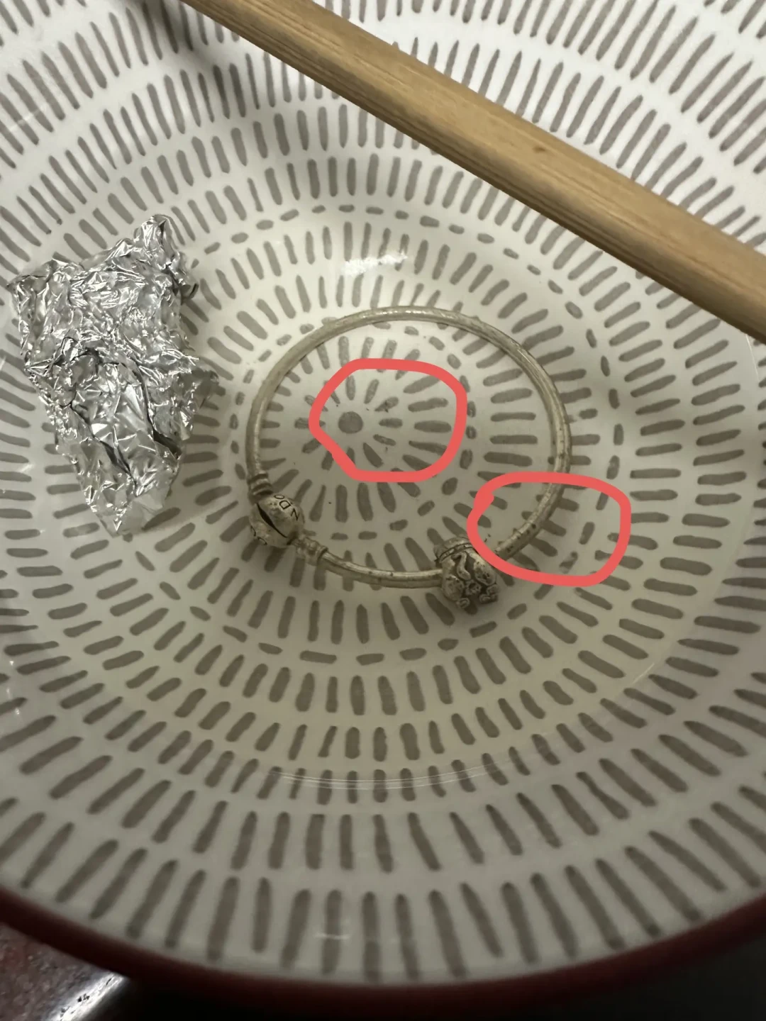 全网都在嘲潘多拉是「时代的眼泪」,财报却悄悄在涨:你那条链子还值不值得戴,我算明白了