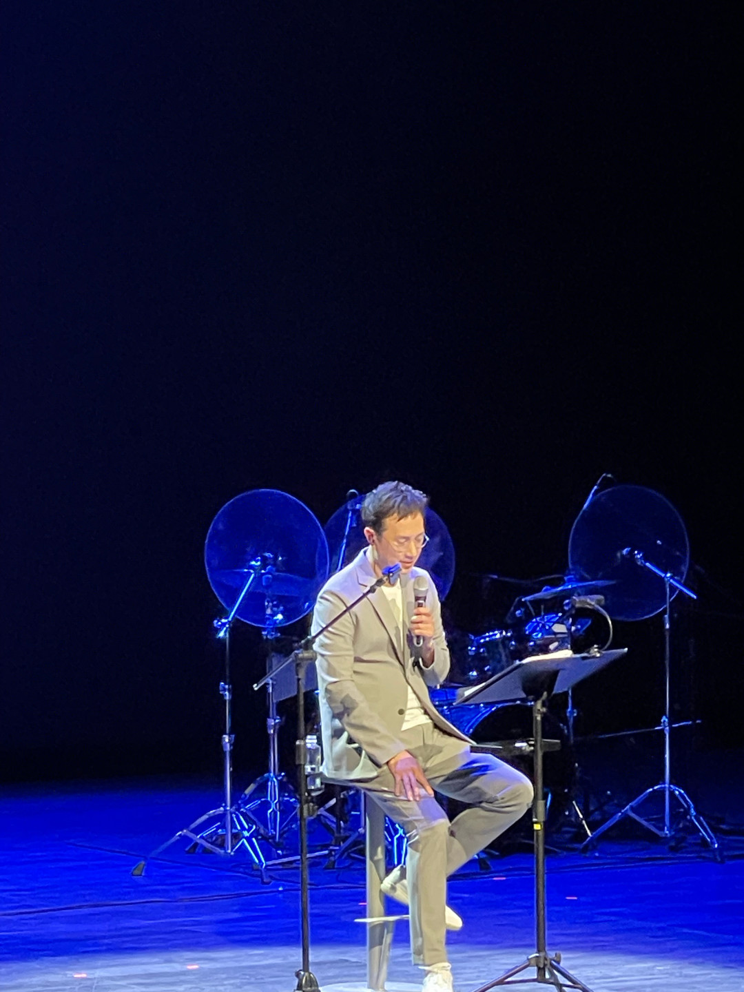 赵鹏这个8月频繁亮相央视:被那把低音圈粉的人,从听歌到买碟到现场的入坑路径整理好了