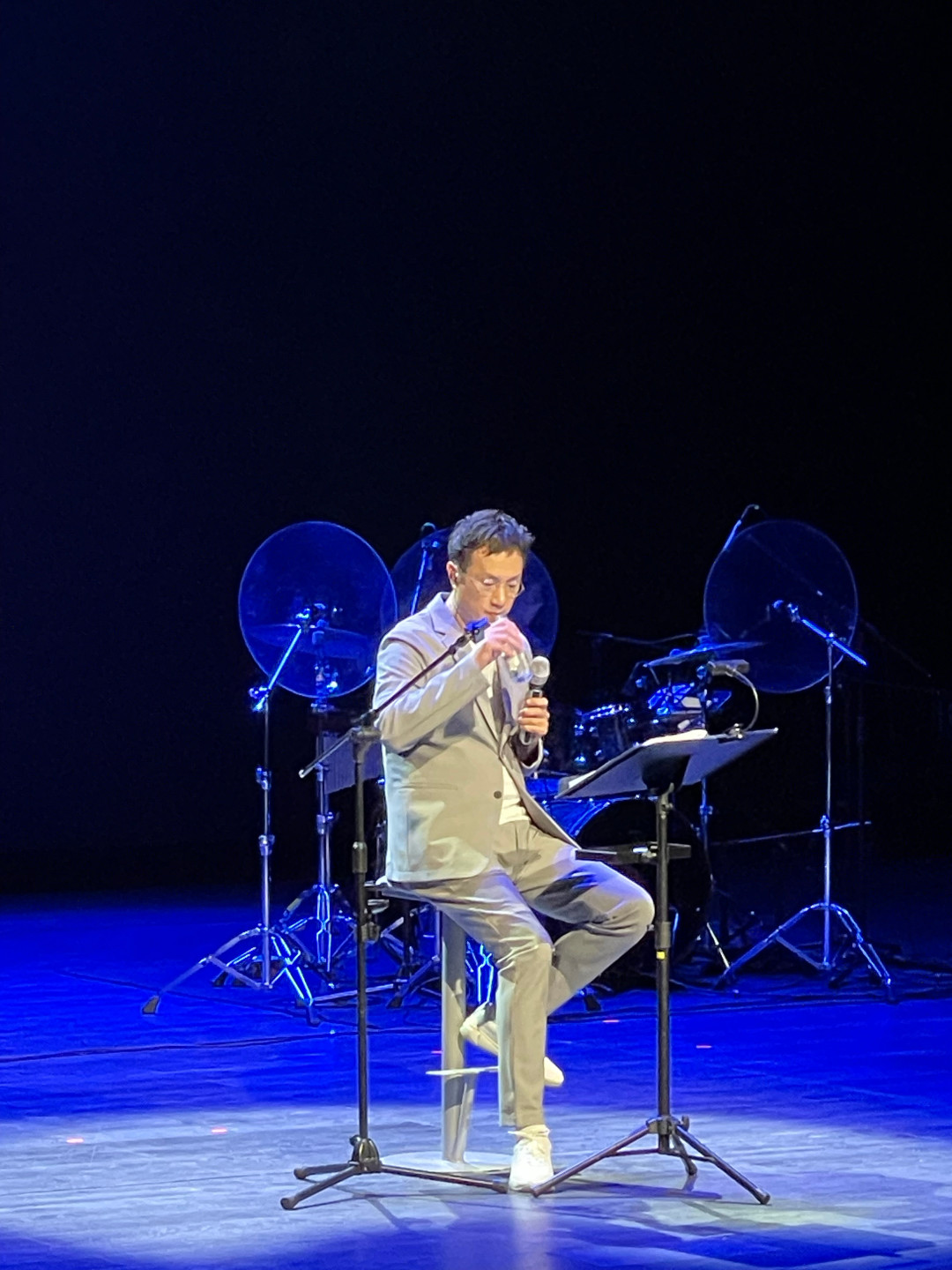 赵鹏这个8月频繁亮相央视:被那把低音圈粉的人,从听歌到买碟到现场的入坑路径整理好了