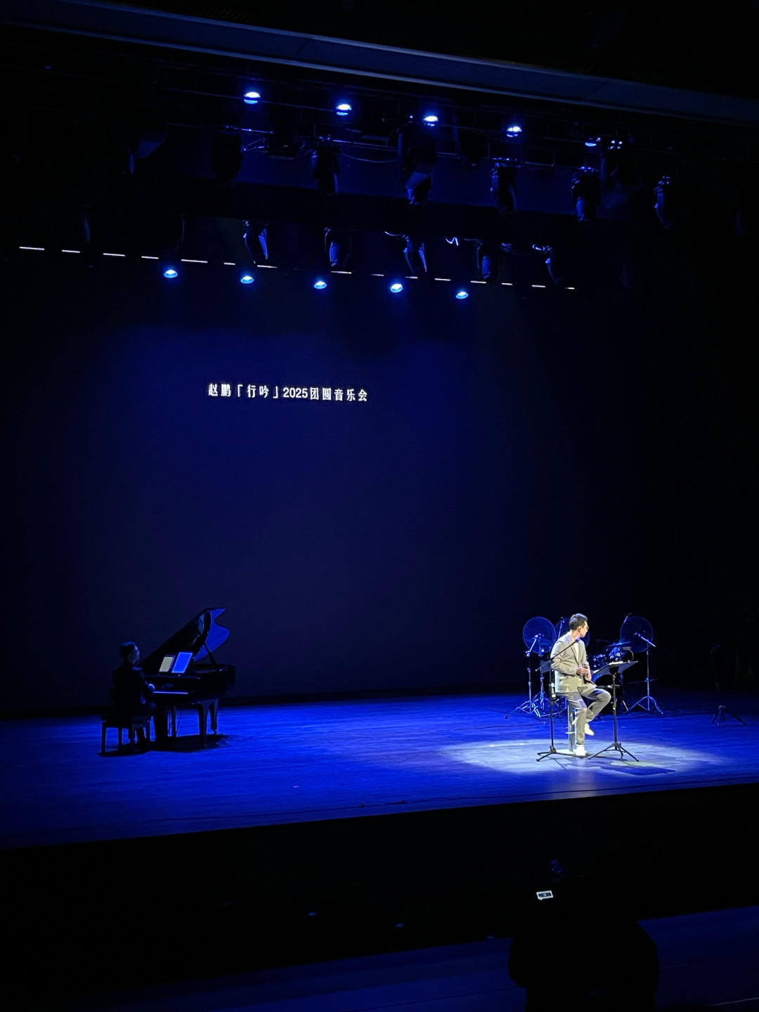 赵鹏这个8月频繁亮相央视:被那把低音圈粉的人,从听歌到买碟到现场的入坑路径整理好了