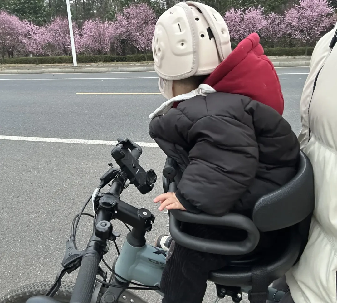 这周3个孩子被自行车