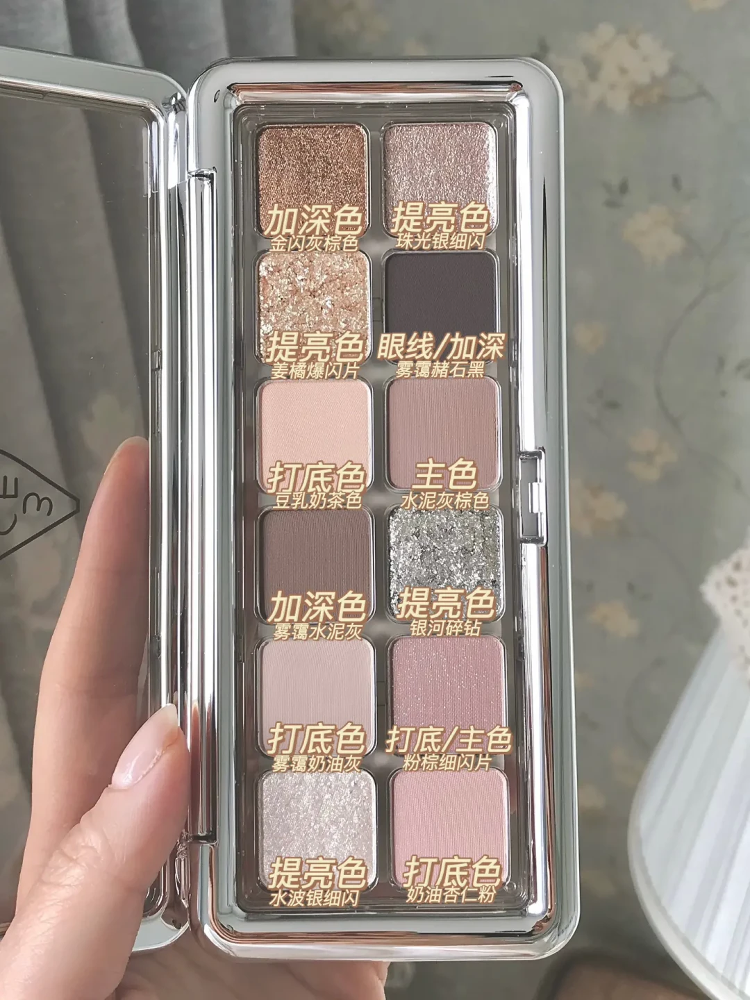 清冷感妆容今年一直在刷屏,为什么你一画就显脏?四类翻车原因+出门前自查清单