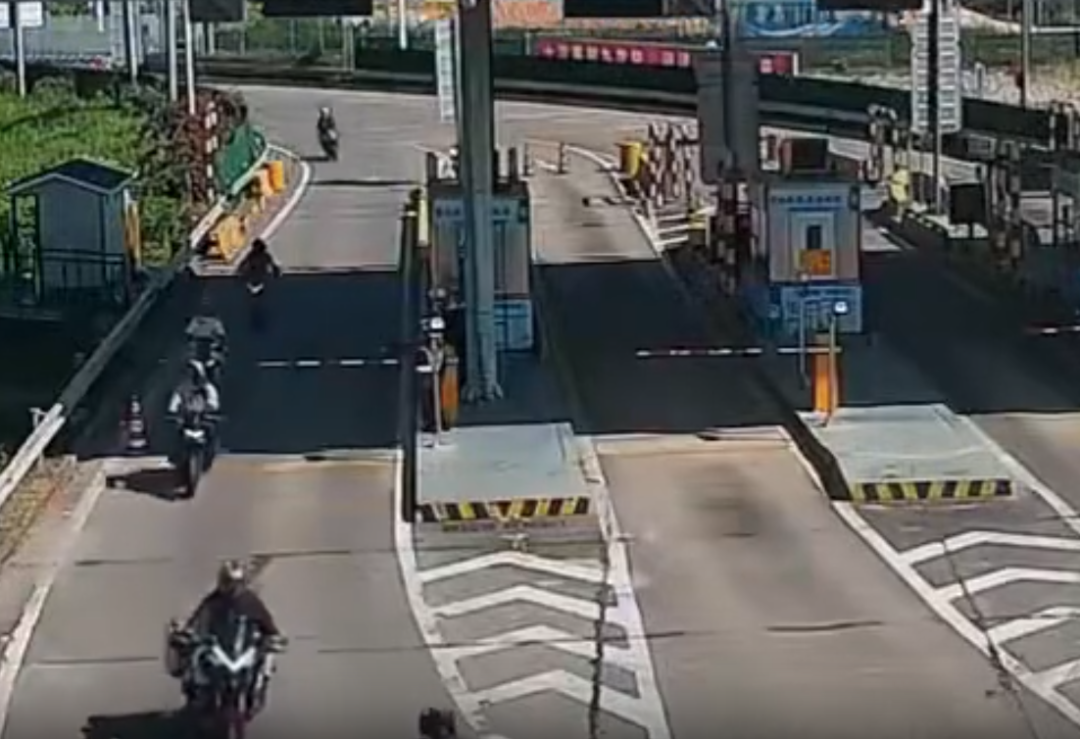 广东10辆摩托组团冲卡上高速,28岁骑手身亡,组织者和提议者被追究刑责