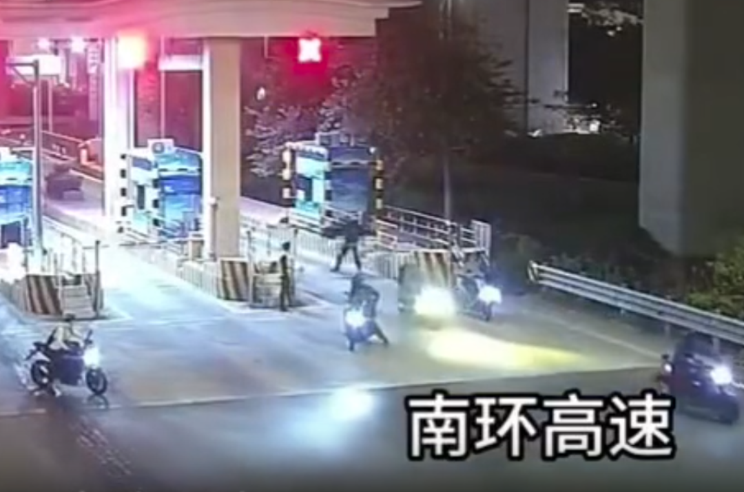 广东10辆摩托组团冲卡上高速,28岁骑手身亡,组织者和提议者被追究刑责