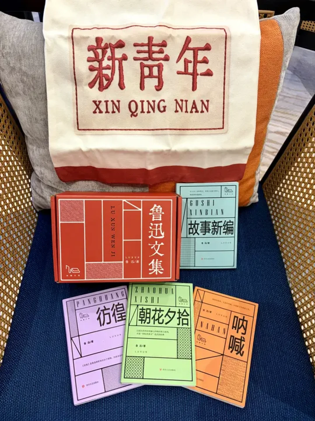 《彷徨》一百年：为什么年轻打工人开始重读它，三档版本怎么选
