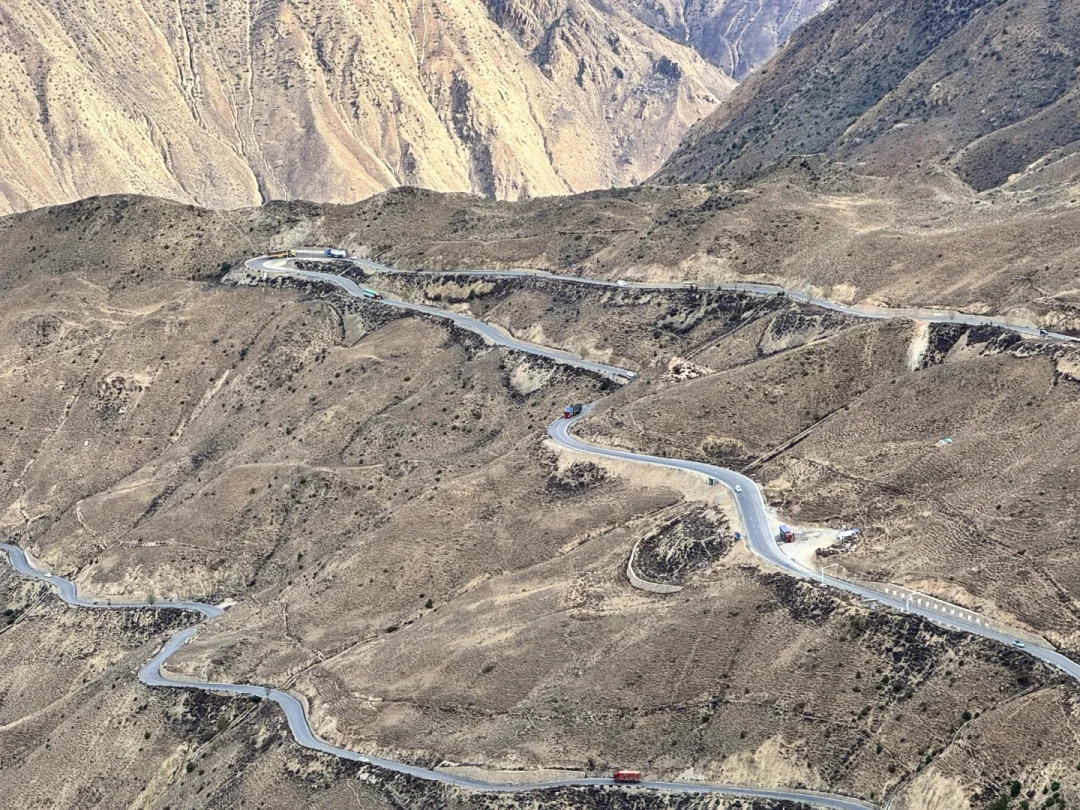 全网都说折多山隧道通了，可今年8月大家还堵在垭口上：去G318朝圣前，先看清这份垭口“下架时间表”
