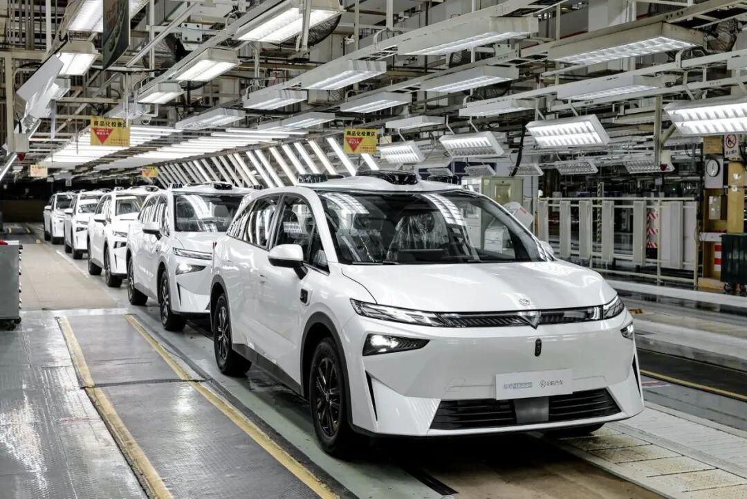 何小鹏放话明年Robotaxi无安全员载客:2000单内测在手,特斯拉同周翻了车