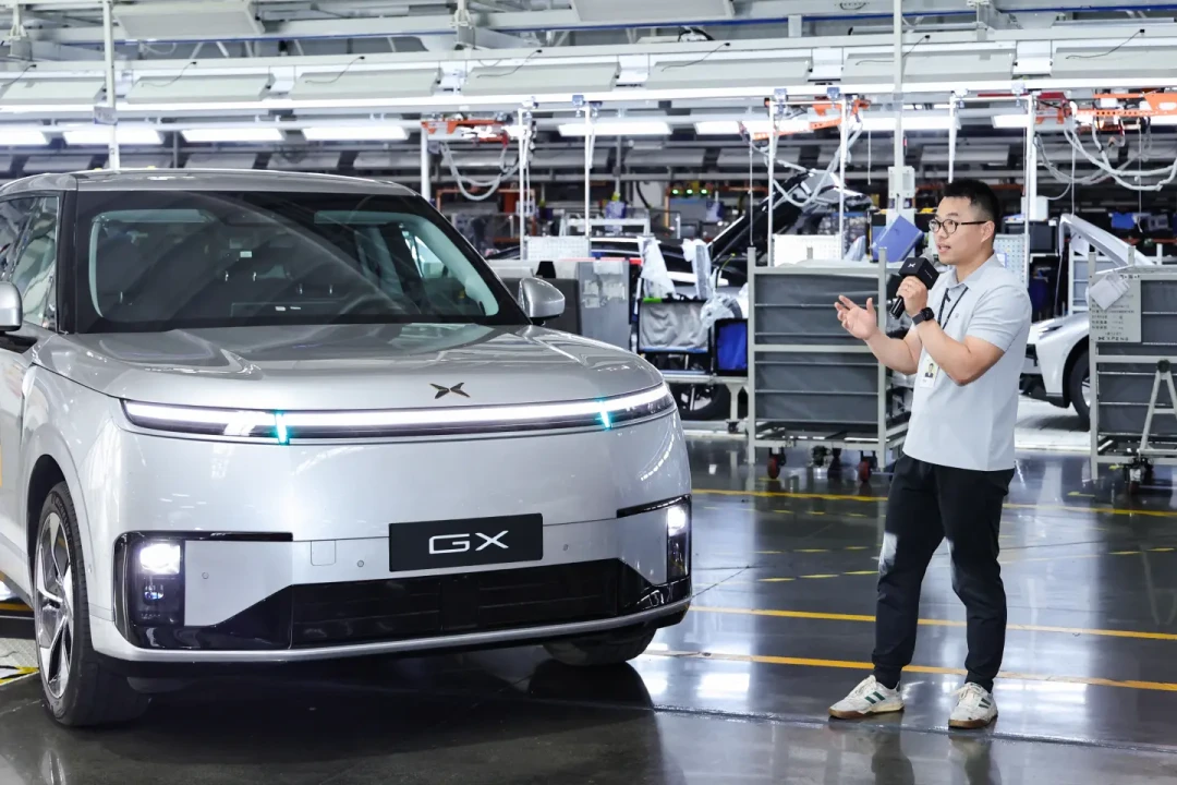 何小鹏放话明年Robotaxi无安全员载客:2000单内测在手,特斯拉同周翻了车