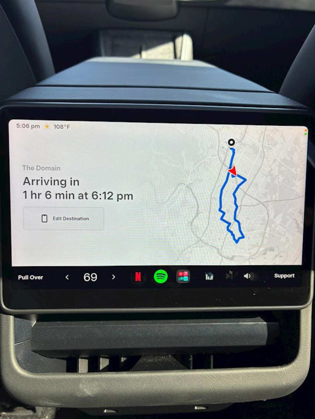 何小鹏放话明年Robotaxi无安全员载客:2000单内测在手,特斯拉同周翻了车