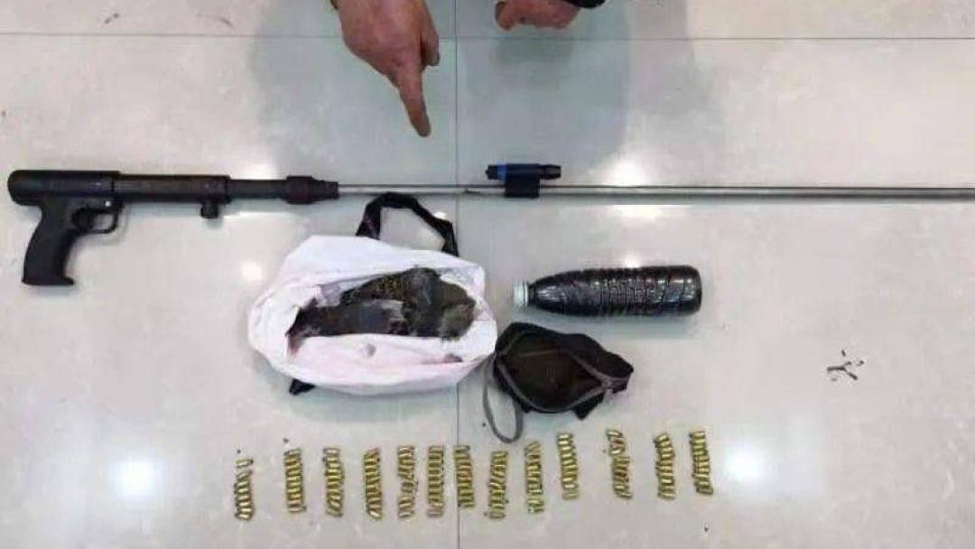 「静音射钉枪」问噪音，商家说“耳朵里塞上塞子就静音”：翻完4个实测、900多条评论和4起伤人事故，我把买钉枪前噪音、保险、价格三笔账算清了