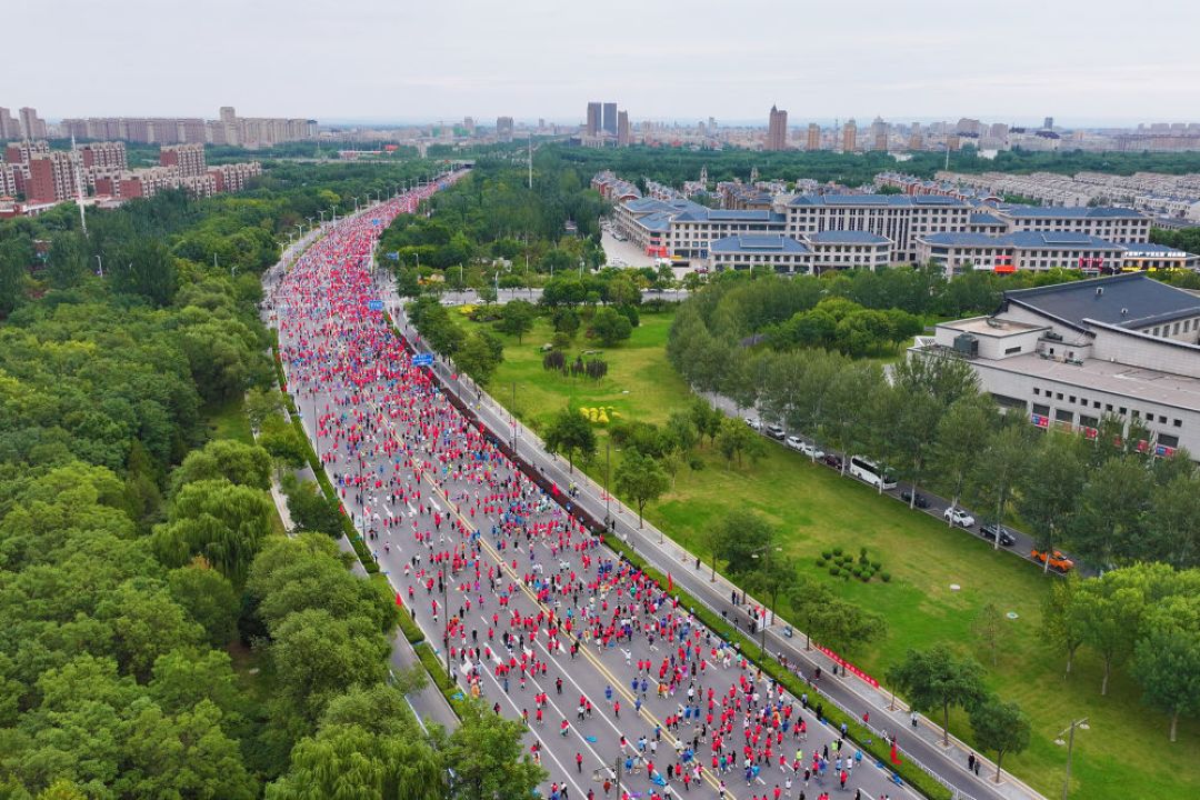 「赛前必须跑32公里LSD」vs「长距离别超2.5小时」,全马4小时档的跑者该听哪个?