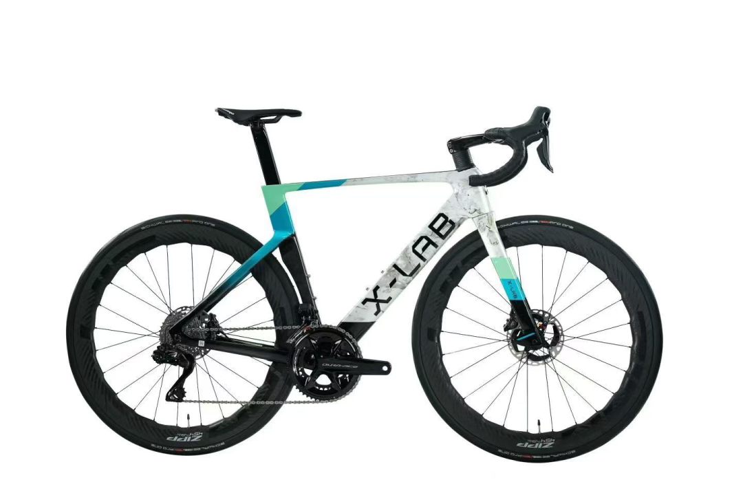 环西第一周，我把喜德盛的「技术下放账」算了一遍：赛车技术有多少真落到了3998元的车上，钱又是从哪省下来的