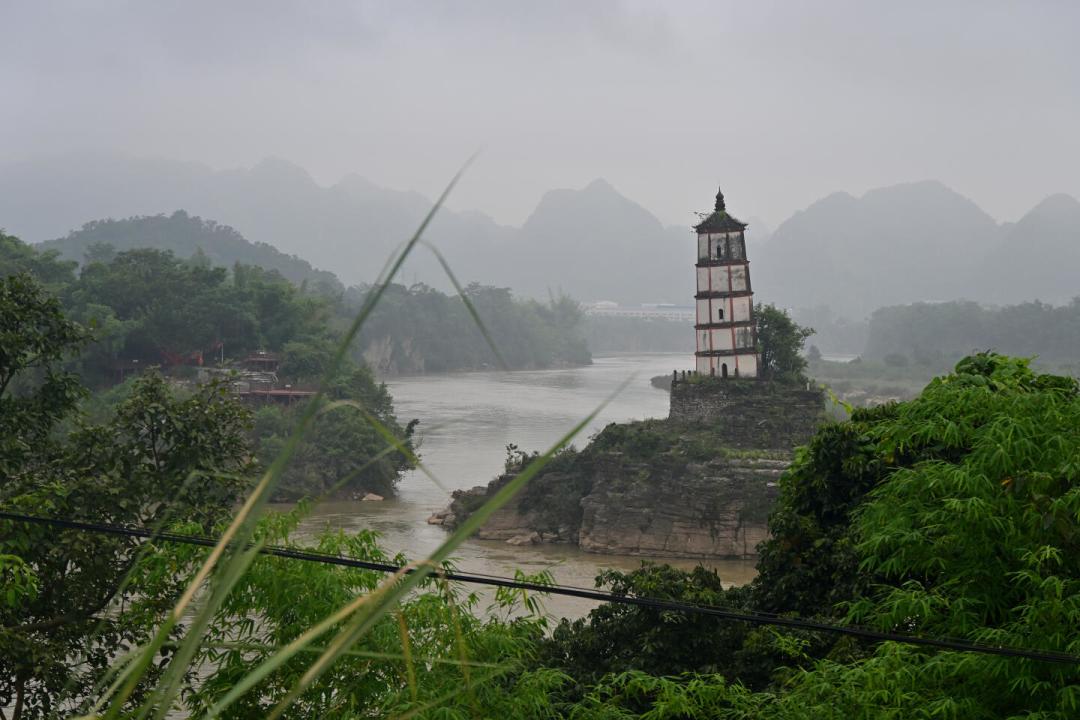 三年三次洪水,这次超警7米多:这座古人特意“建歪”的400年斜塔,还扛得住吗?