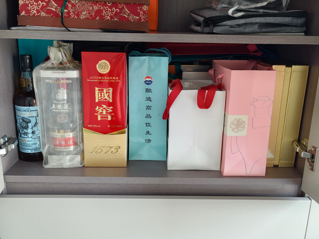普五批价比国窖1573便宜55元:中秋前一个月,挑礼酒先把这四笔账算完
