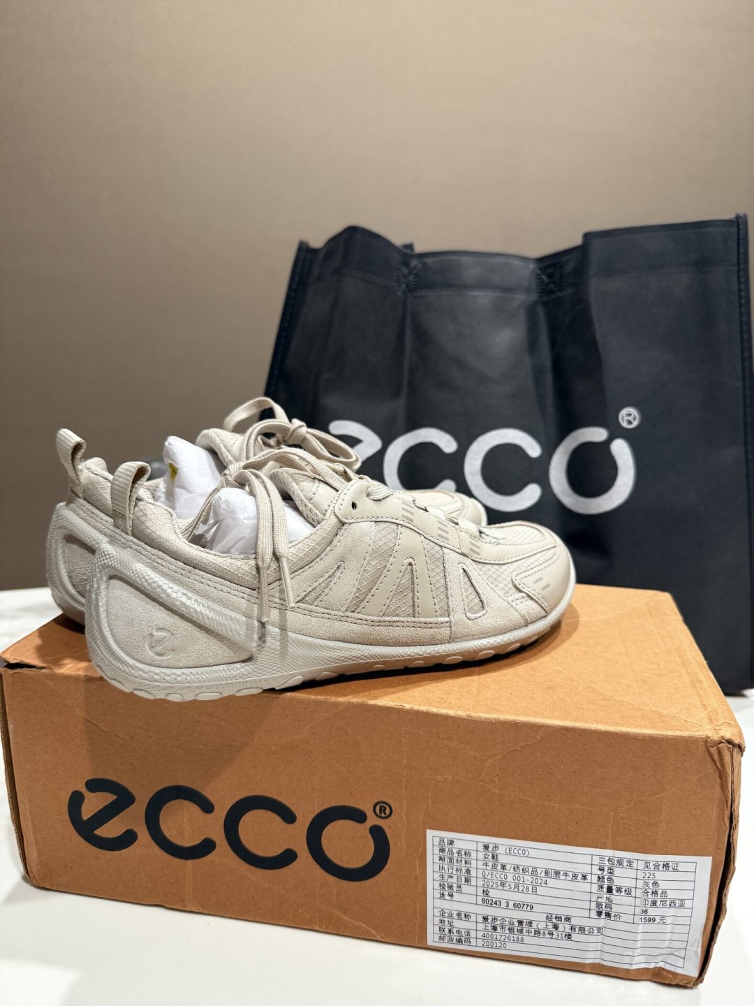 ECCO放柜子里不穿,不是保存,是在自毁:PU鞋底有个