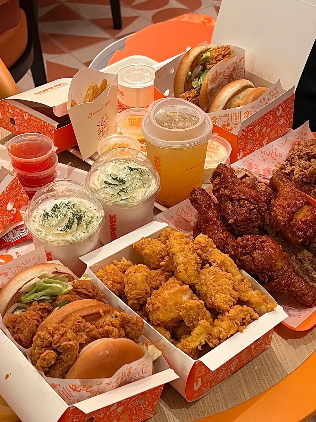「教堂鸡」中国首店8.28开业：单人餐29元，前辈Popeyes已经栽过一次，这家74岁的德州炸鸡经得起算账吗？