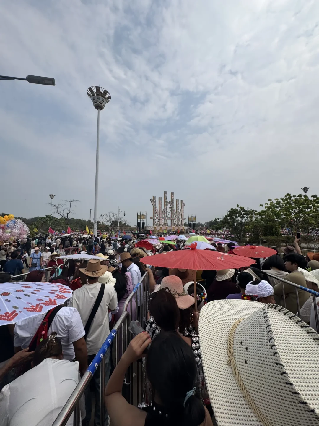 目瑙纵歌30亿播放，但它不是随时能跳的舞：万人场一年就两档，想赶国庆场先看这篇