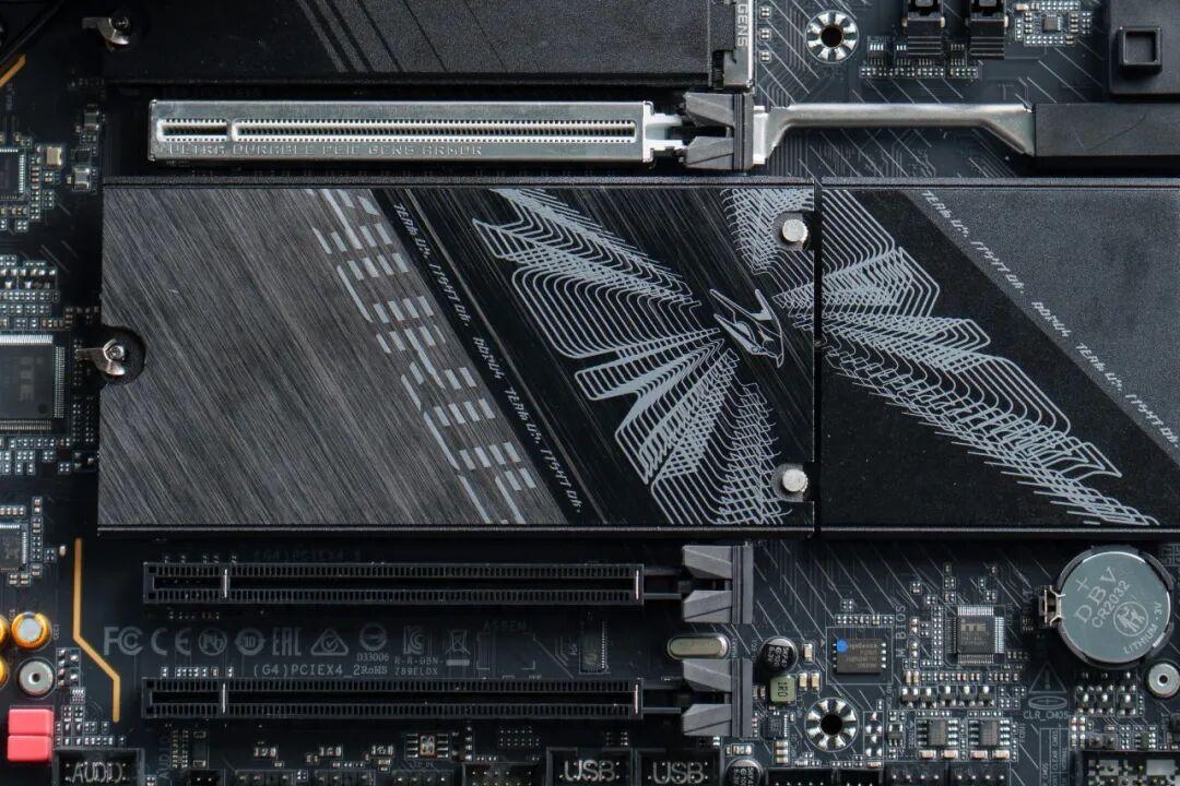 只插一根DDR5性能减半?技嘉D5黑科技实测:CS2只差1.6%,但只有这一种颗粒吃得到