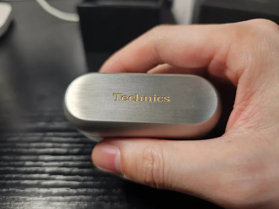 Technics 两代旗舰耳机都跌进千元档:AZ80 历史新低979元、AZ100 1599元,开学季该买哪个?