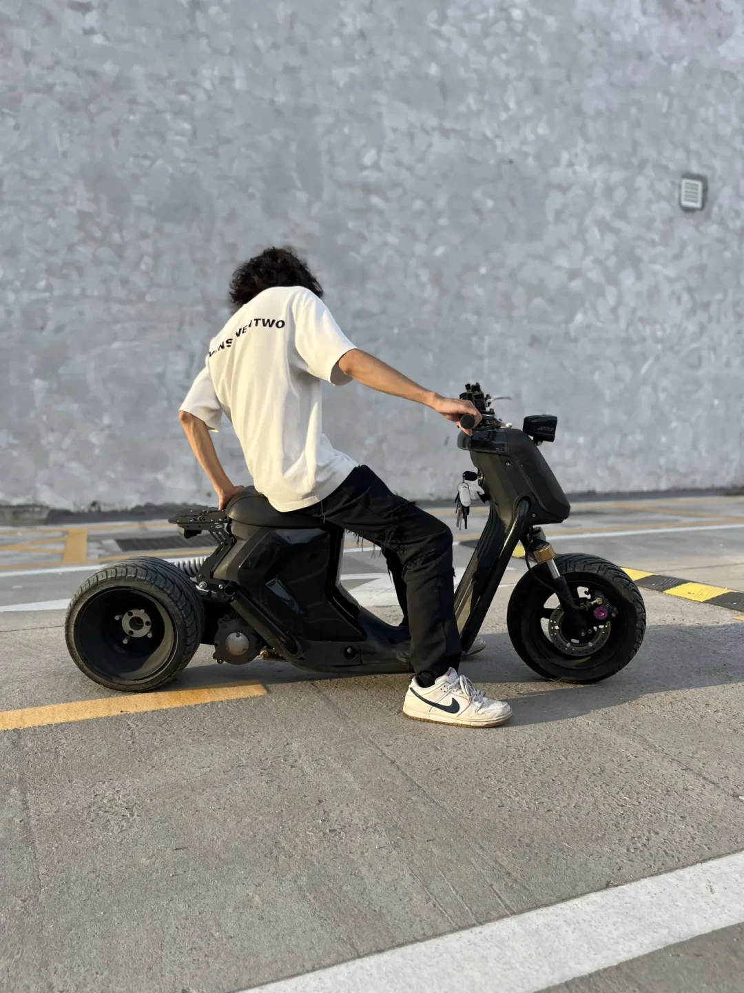 电摩改装的钱分四档:从30块的贴纸到4万的全车,翻完全网案例我才看懂,哪档钱买的是感觉,哪档钱买的是账单