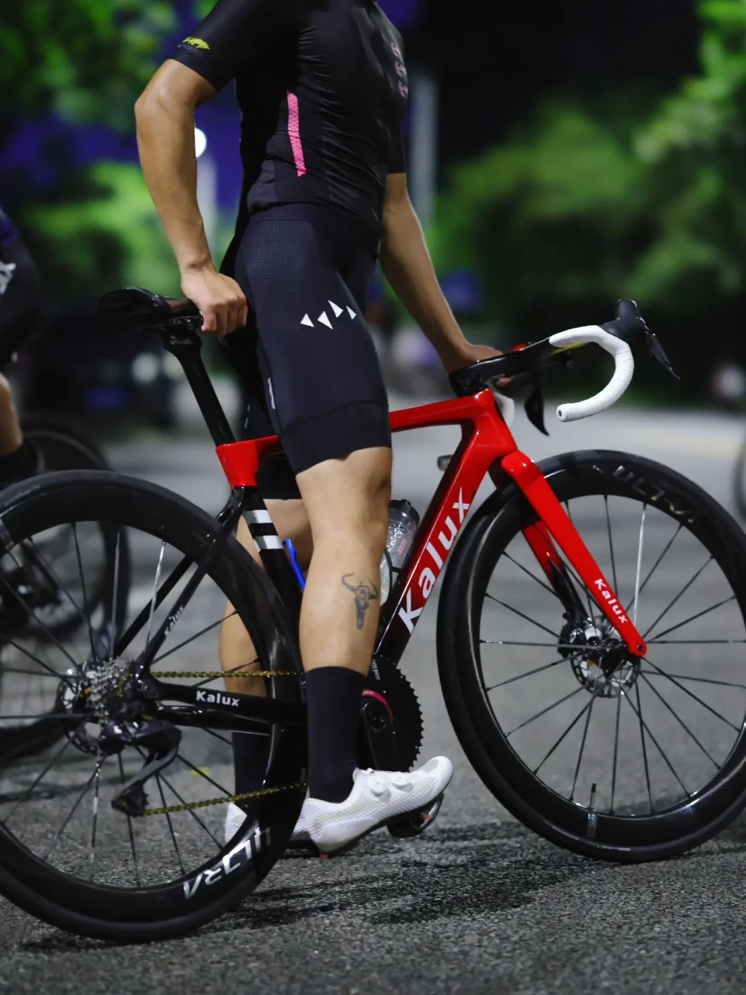 公路车第一笔升级,先换外胎、轮组还是fitting?我翻了全网60个升级顺序论战,按四把尺子重排了一遍,终于清楚了