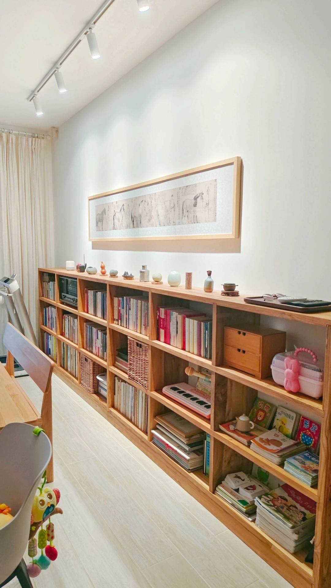 去客厅化的标配是满墙书柜：有人花115元，有人砸10万，这3笔账我替你算清了