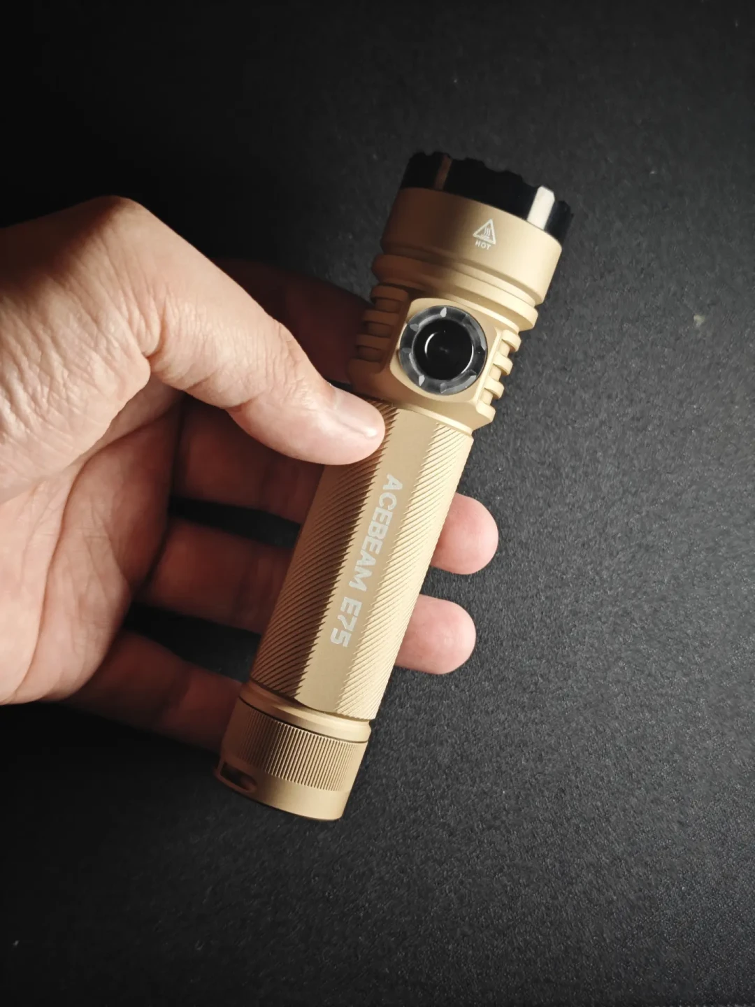 买手电看流明?ACEBEAM E75 的 4500 流明版,不少人买完才反应过来还有 3000 流明那一档