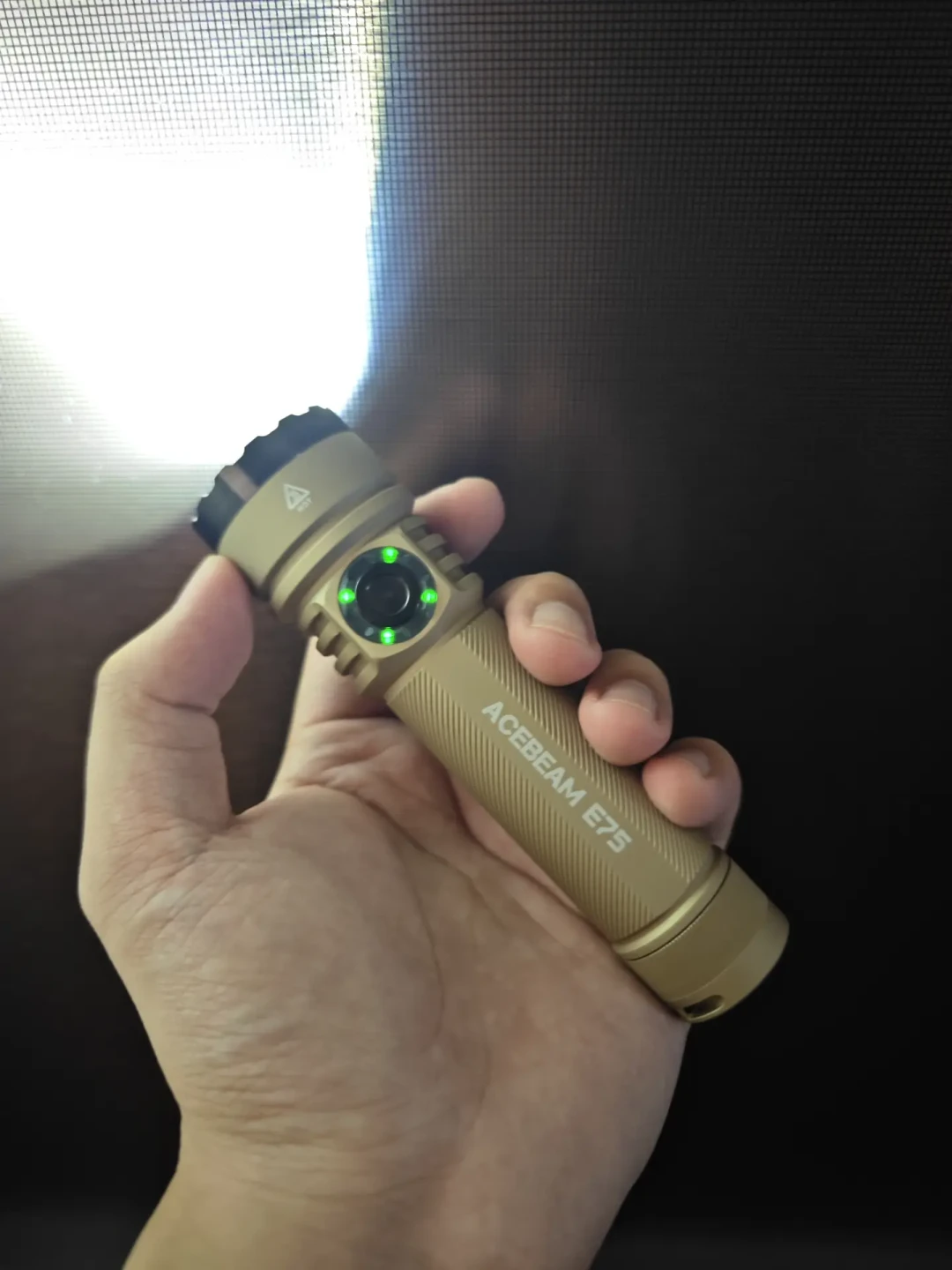 买手电看流明?ACEBEAM E75 的 4500 流明版,不少人买完才反应过来还有 3000 流明那一档