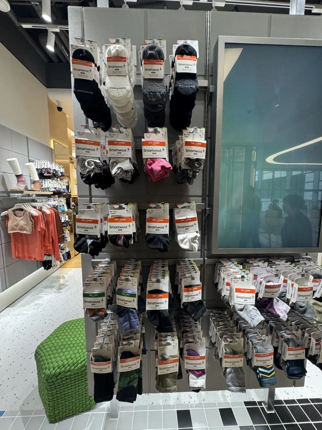 icebreaker广州首店和Smartwool西安首店同周开业:都是同集团的美利奴,选哪只羊?