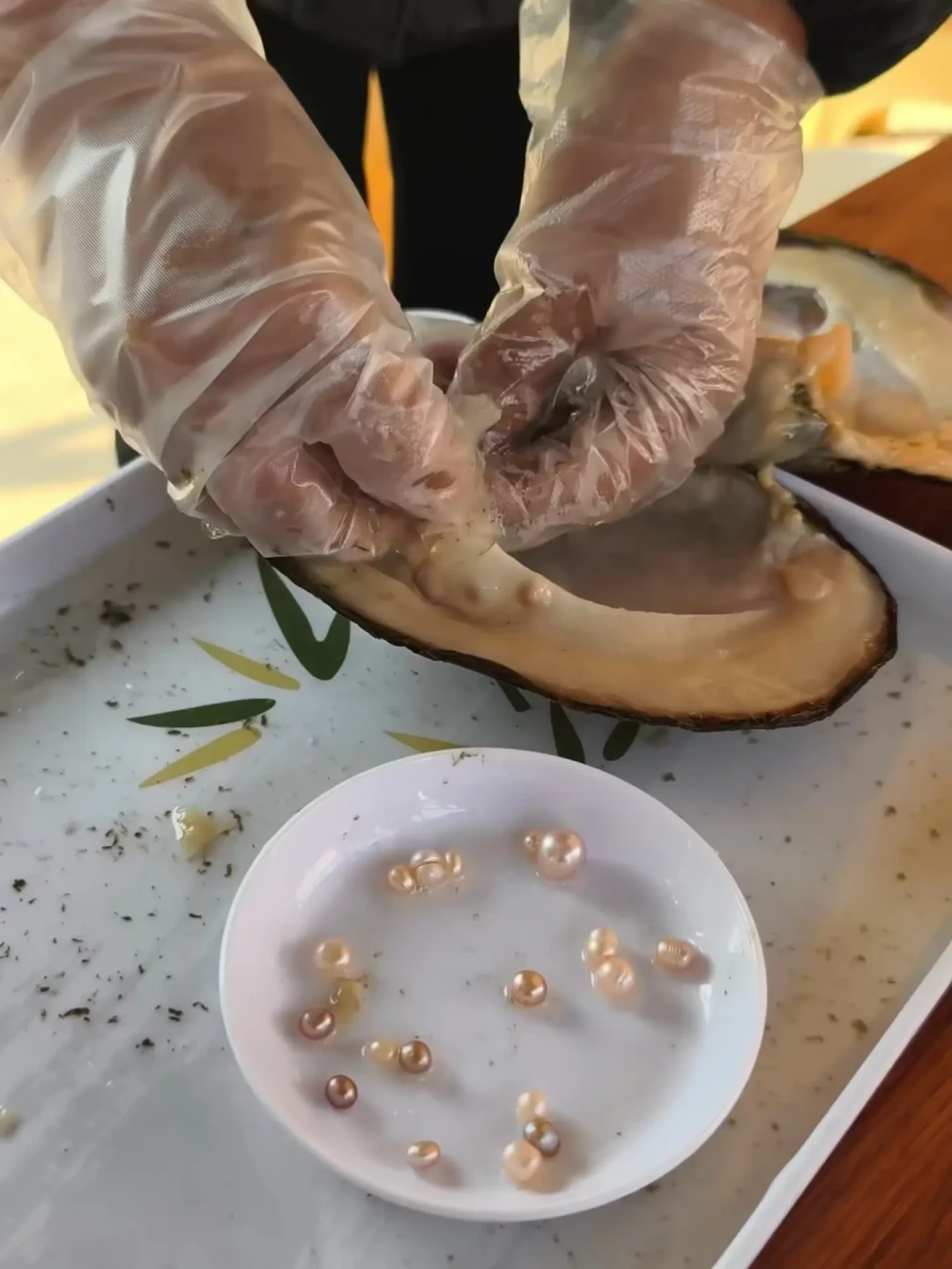 别急着去诸暨开蚌:一百颗里只出两三颗珠宝级,真正的花费在开完之后