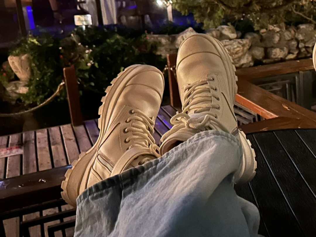 被特步亏本甩卖后,这双法国工装靴的价格在四个渠道