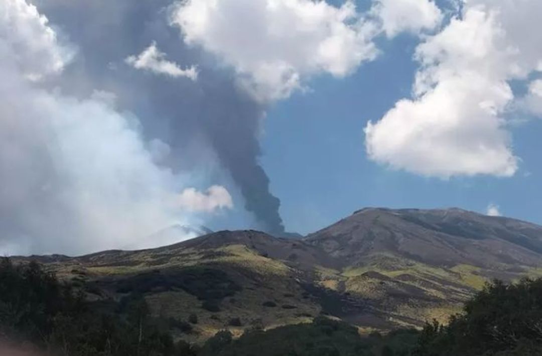 埃特纳火山8月喷发了4次,机场也限流:国庆去西西里的人,火山行程还要不要保留?