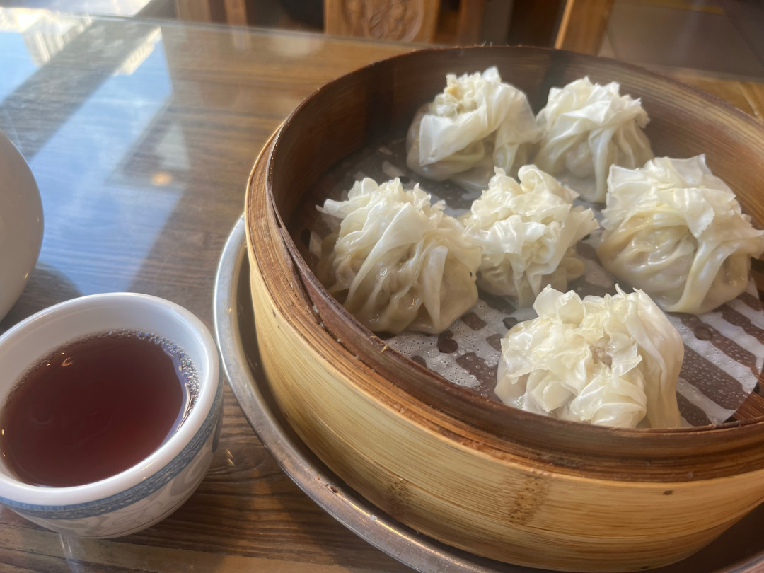 一边说