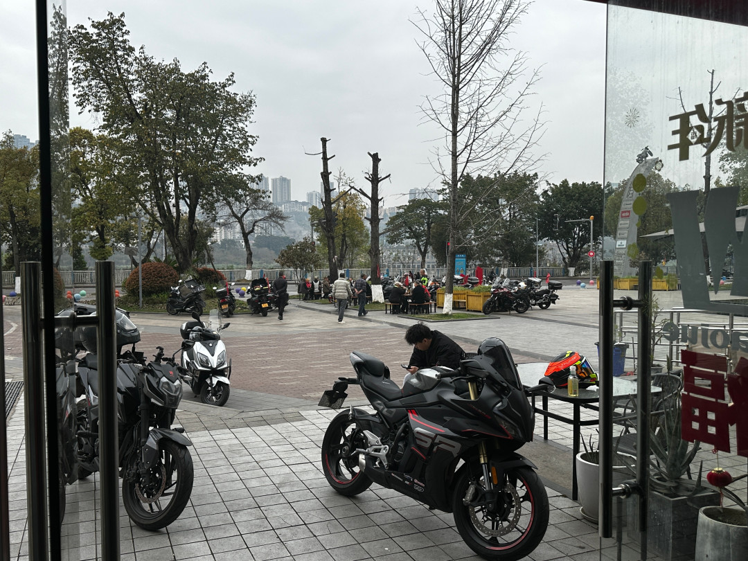 队友摔车,出弯才发现:翻了小红书、知乎、微博的组队跑山帖,问题不在装备