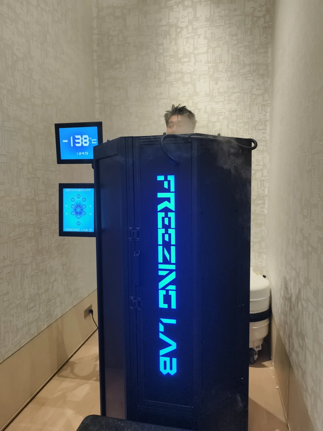 冷冻舱、氧舱、尿石素A都摆进展位了:生物黑客是走向大众,还是开始割智商税?我扒了全网帮你核一遍