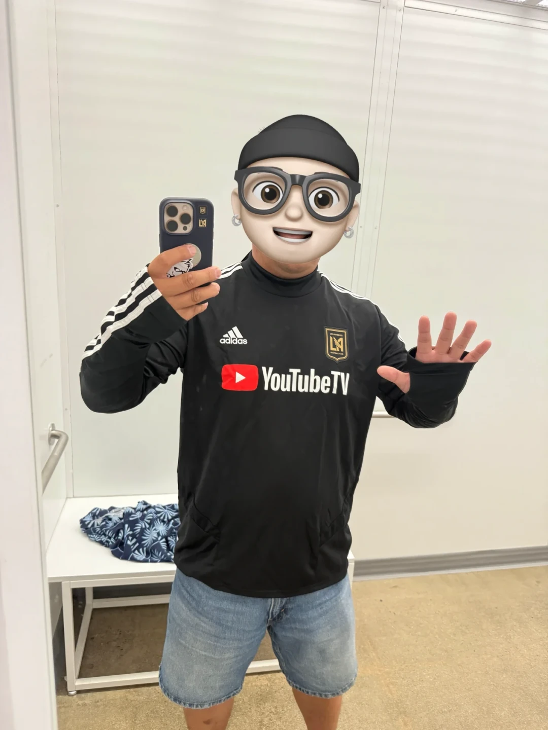 成灿晒出孙兴慜签名球衣,一年卖出150万件:入手LAFC的7号前,先看版本、价格和渠道