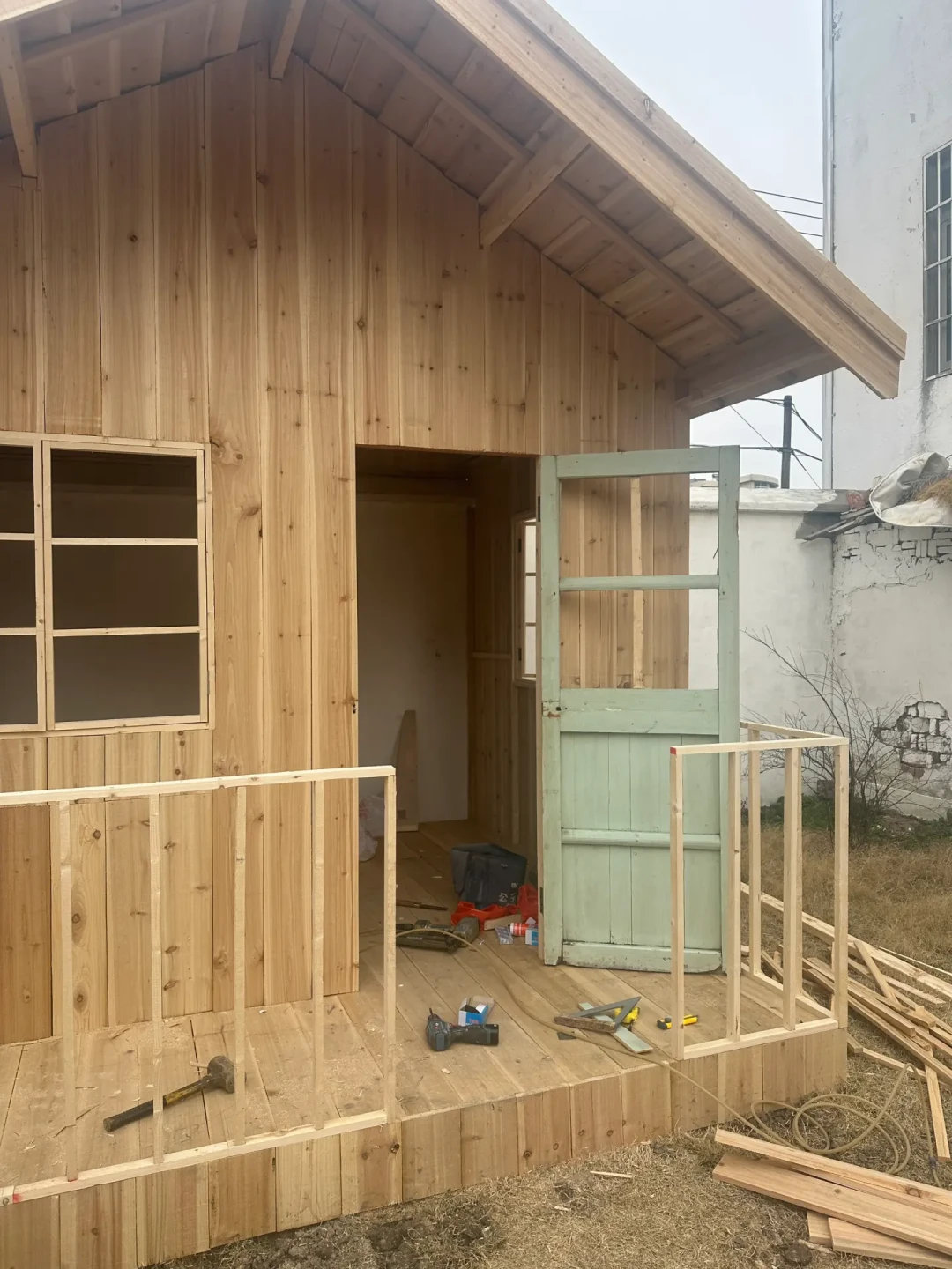 有人花2000元盖成,有人被限期拆除:院子建小木屋前,先算这三笔账