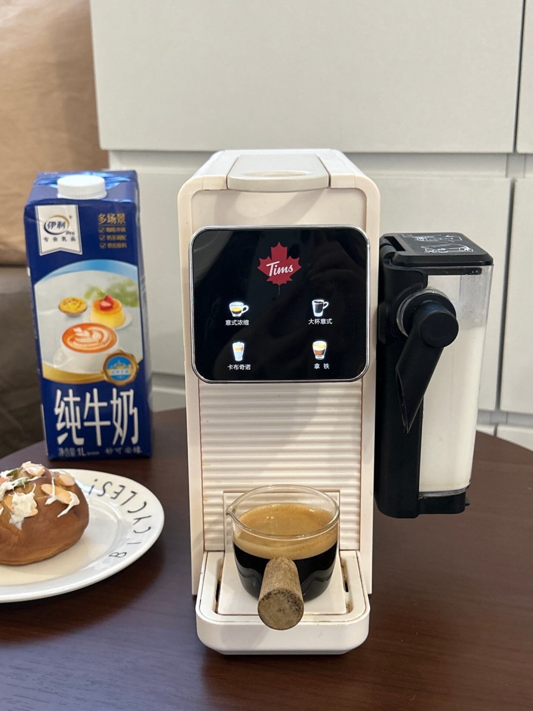 秋天的第一杯奶咖又刷屏了,但大多数胶囊咖啡机做不了:奶咖党选机的三条路线和三个坑