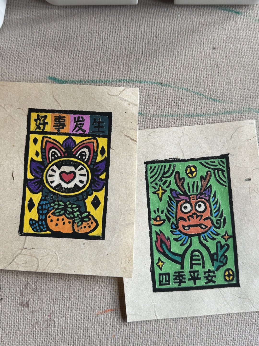 连“刮刮乐之神”都被刻上了木板:甲马木刻火了,入坑前先看这份攻略