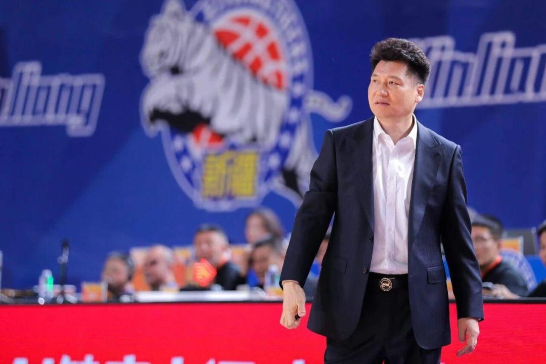 沙拉木带伤续约还升任“阿指导”：新疆男篮的重建赛季，球迷该盯住什么