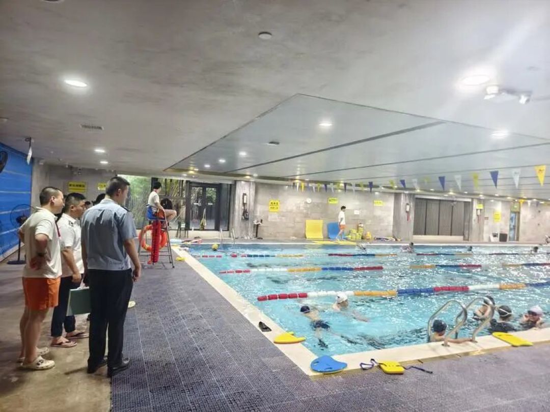 「水里走路比游泳更燃脂」？14万赞的爆火帖只说了半边，这笔账帮你算清楚选边站