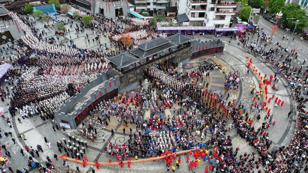 今年60万人挤爆苗族姊妹节,明年想去,先想清楚:去台江县城还是施洞?