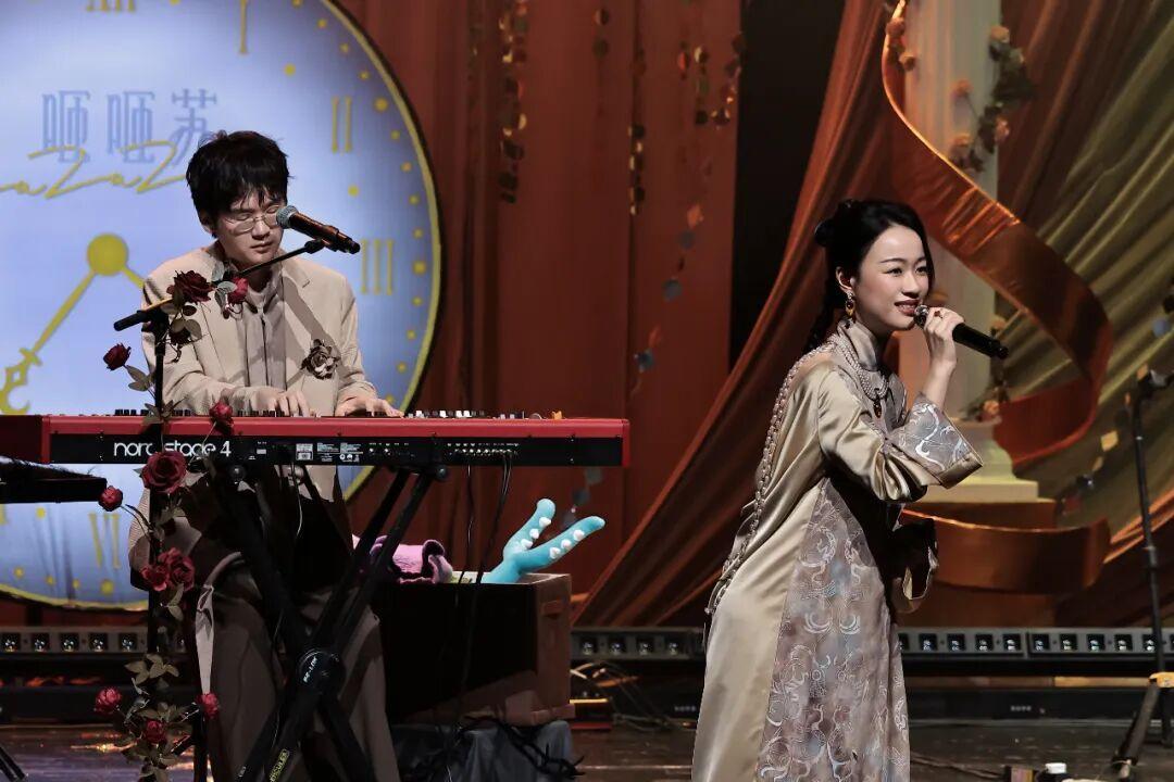 一首《爱河》被唱了三次才火:ZaZaZsu新粉补课指南,附现场观演成本账