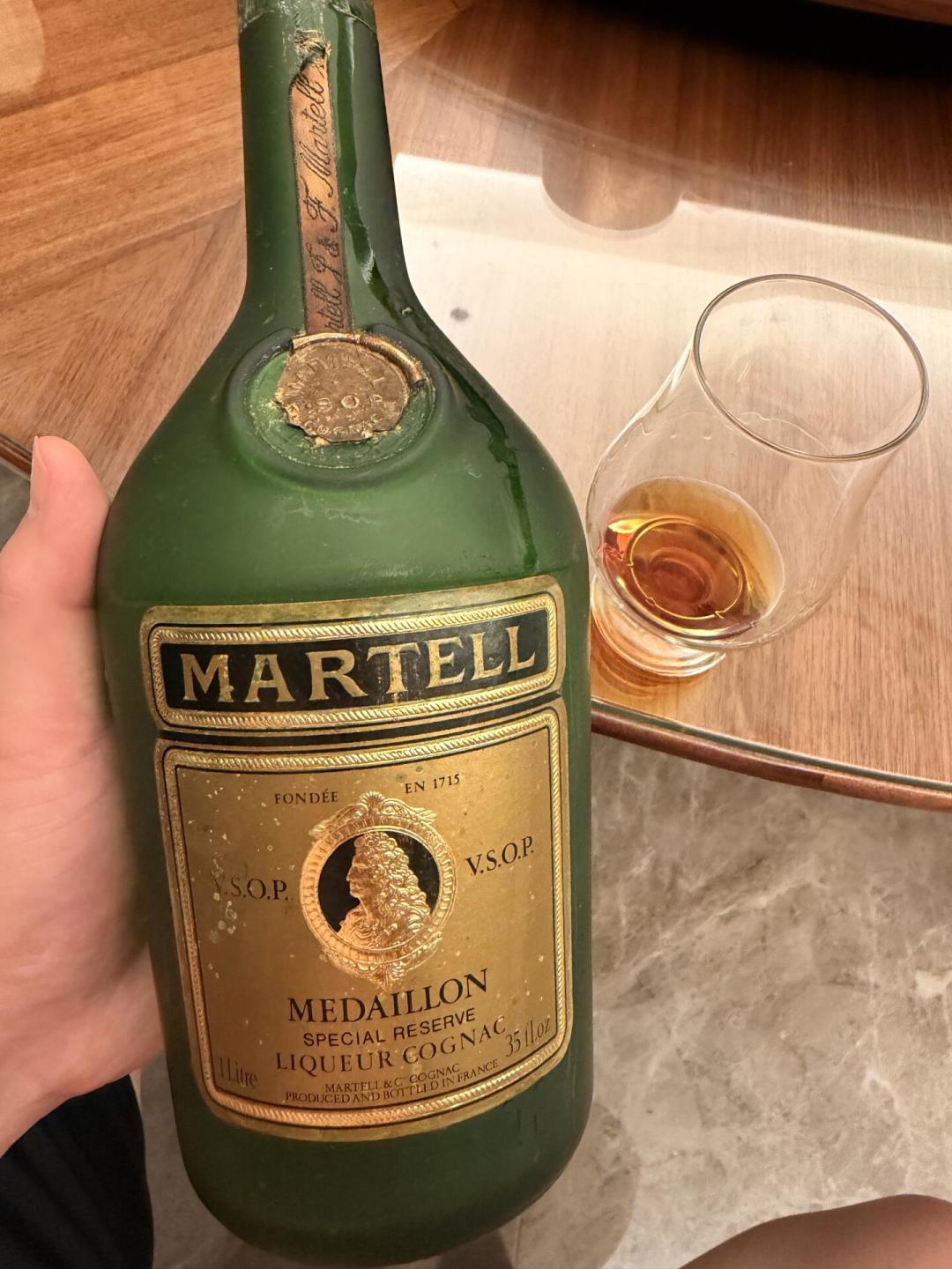 存了25年的马爹利,还是VSOP:中秋家宴开老酒前,把年份、木塞、回收价这三件事说清